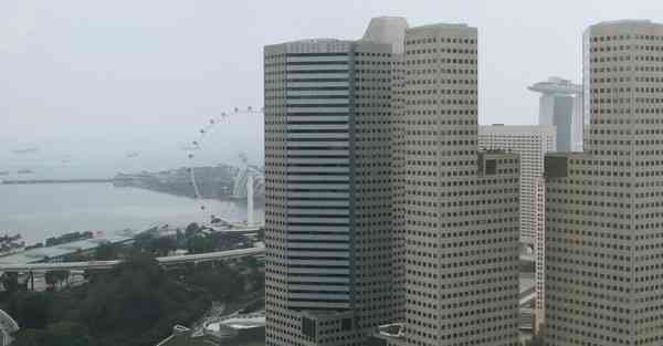 AI绘画男子挂墙上（AI绘画软件哪个好用）