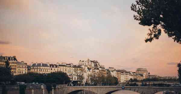 人工智能机器人和人谈恋爱