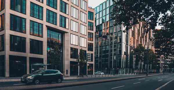 特斯拉智能机器人展示空翻